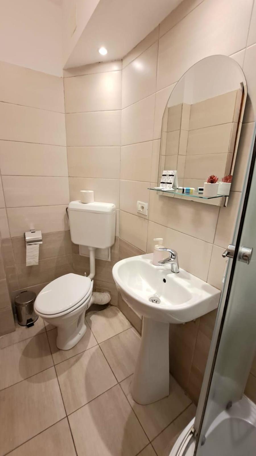 Inchiriez Garsoniera In Regim Hotelier Unirii Bukarest Exteriör bild